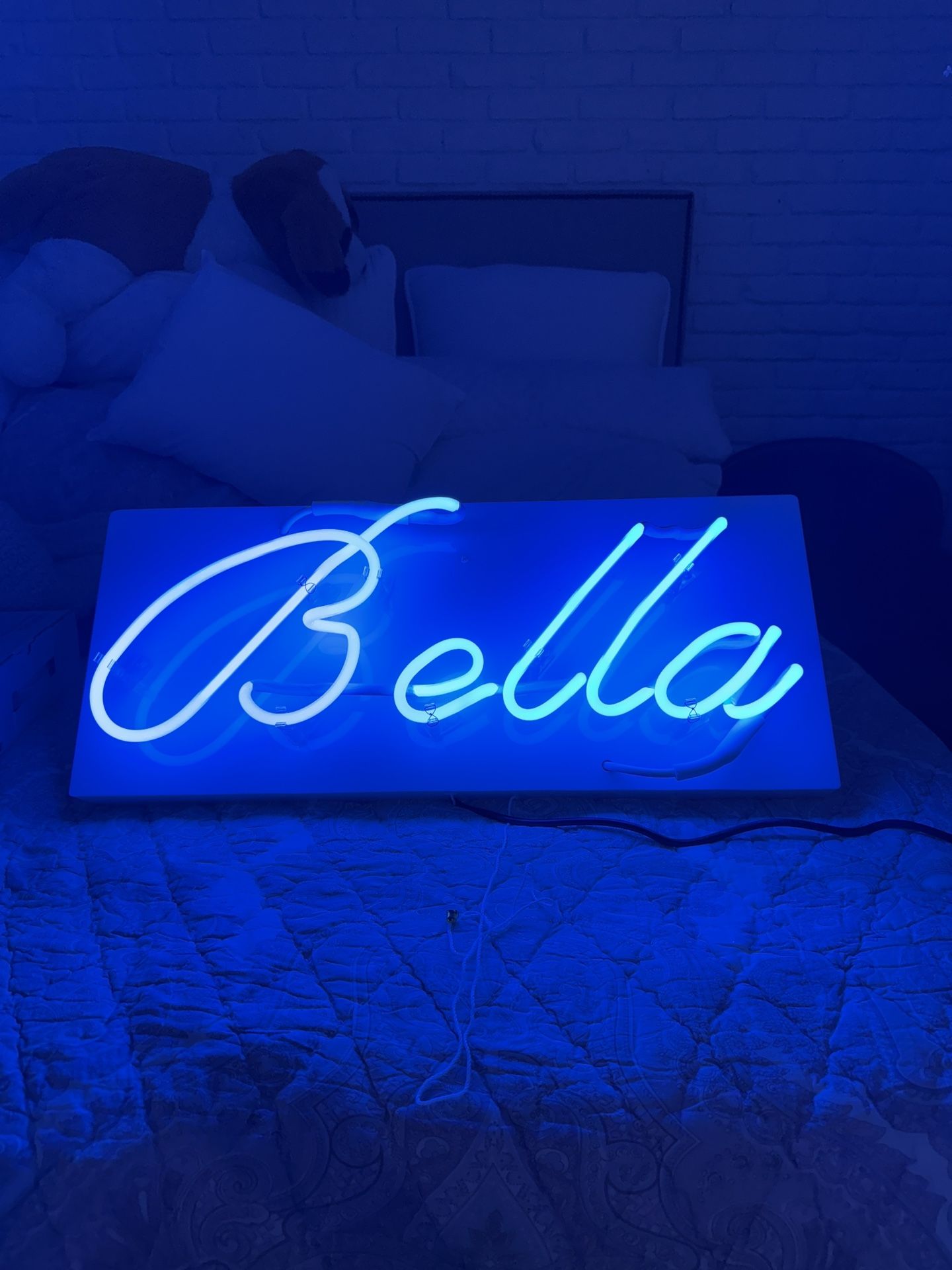 Custom Neon “Bella” Sign – Brand New