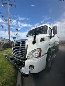 2016 freightliner Cascadia water truck 4000 gallon