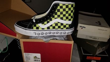 BRAND NEW VANS MEN SIZE 8.5 ASKING FOR$ 45