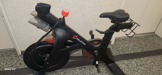 Peloton console, specifically model PLTN-RB1VQ trying bike