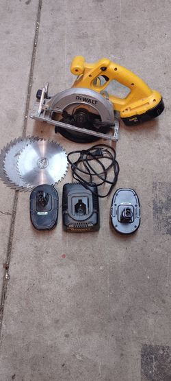DeWalt circular saw with 3 batteries and charger