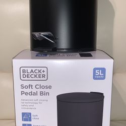 BLACK+ DECKER SOFT CLOSE PEDAL BIN REMOVABLE INNER BUCKET 5 LITER CAPACITY - NEW IN BOX UNUSED *****