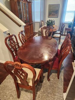 Traditional Queen Anne Style Cherry Wood Dining Table and 6 Chairs