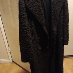 🎗Handcrafted this vintage, beautiful, and stylish
Size: 17 inches across the shoulders and full coat length of 50" inches Persian Women's Leather