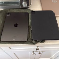 2024 Apple Ipad Pro With Magic Key Board Hardly Used