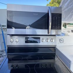 Frigidaire Stainless Steel Stove And Microwave Set Working Perfectly Fine 