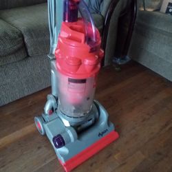 DYSON DC14 BAGLESS VACUUM 