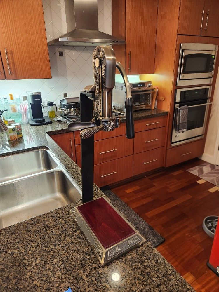 🍷 Wine Bottle Stand Up Opener And Recorks