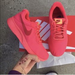 Nike Womens amber glow Sz 6.5 new