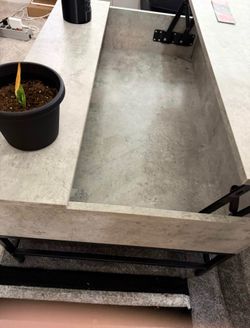 Lift top coffee table