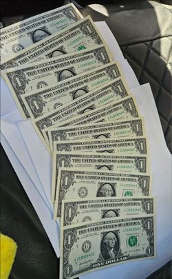 Billetes de un dollar con serie seguida