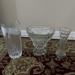 ONLY $25 RETAIL $135💰💰💰 3 VINTAGE CRYSTAL VASES 💐💐.  EXTREMELY HEAVY.  VERY DETAILED. DIFFERENT SIZES & SHAPES. NO CHIPS OR CRACKS.