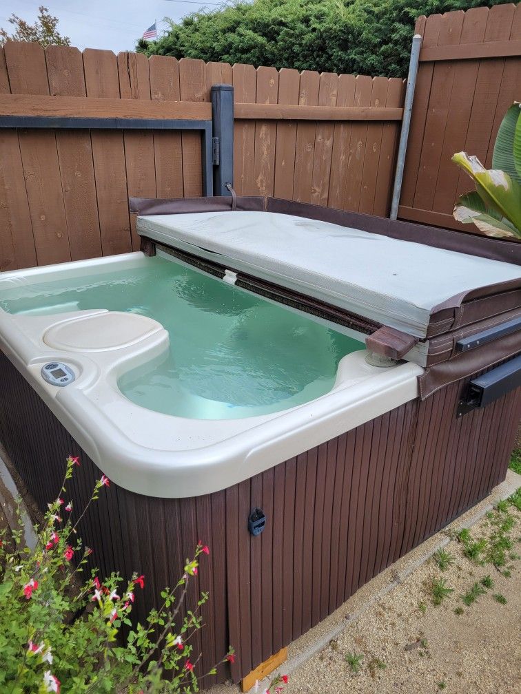 Hot Springs Hot Spot Model SX 3 Seater Hot Tub