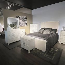 Queen Bed, Dresser, Mirror And Nightstand 