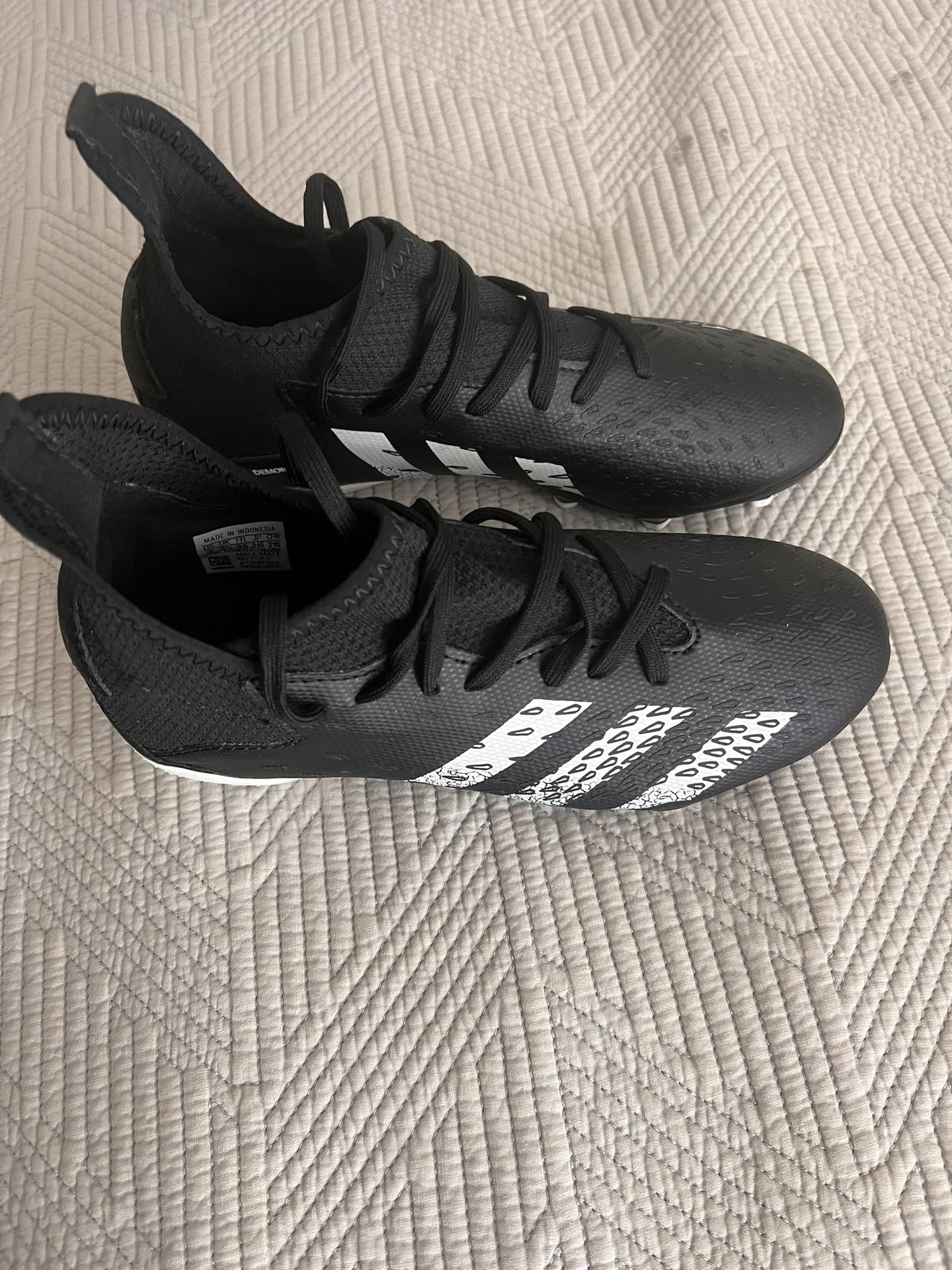 Boys Size 3 Adidas Predator Freak Soccer Cleats