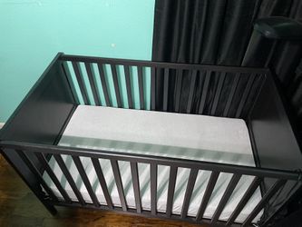 Baby Crib/ Toddler Bed