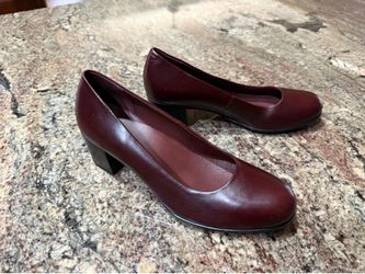 NEW ECCO BURGUNDY women’s classic pump dress shoes, EU size 37 US SIZE 6– 6.5