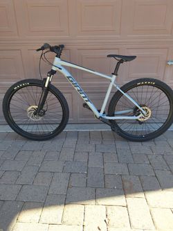 GIANT TALON 2 MOUNTAIN BIKE 29 ER 1 X 9 SPEED( LARGE)