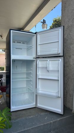 Vissani Black Top-Freezer Refrigerator