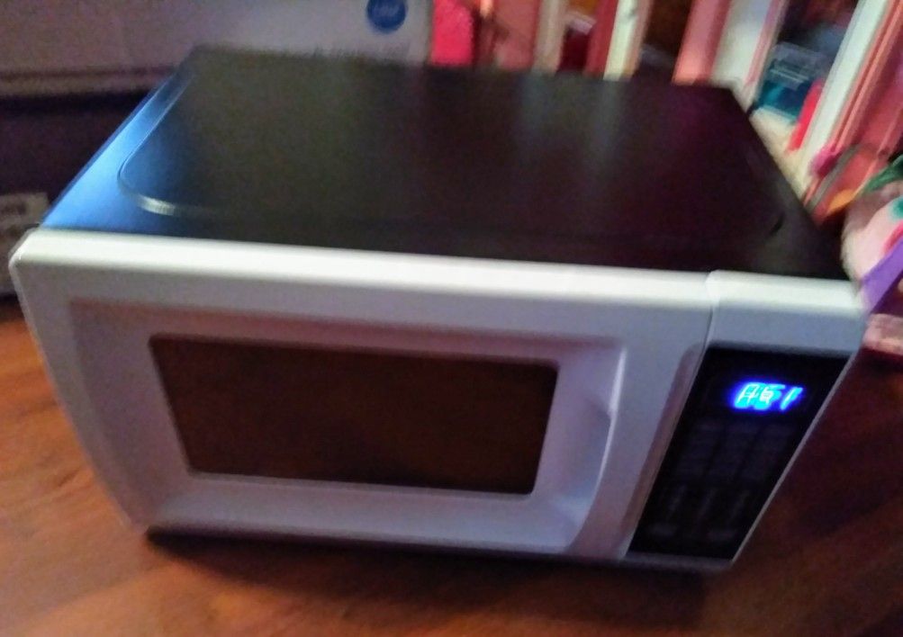 Mainstay MED2703 0.7 cu ft Microwave Oven