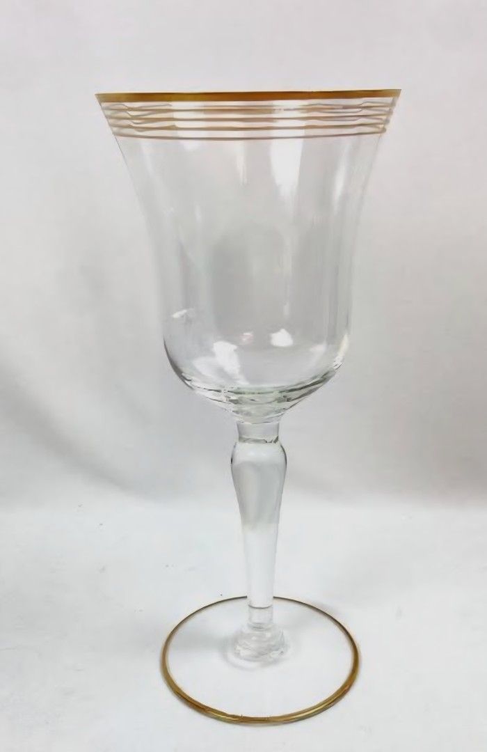 12 Beautiful Wine Glasses