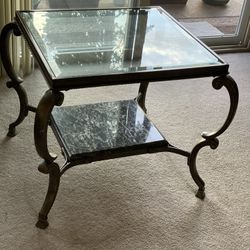 End Table in excellent condition 