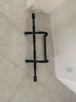 Adjustable doorway pull up bar