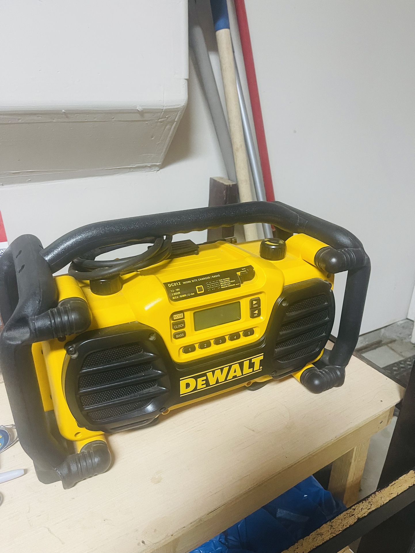 Dewalt DC012 . Dewalt Radio . Worksite Radio Dewalt