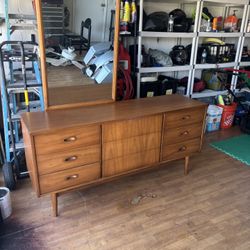 Modern style dresser with mirror
