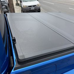 Jeep gladiator tapa dura de Fibra en caja pero danada todavia sirve Domas tiene plastico quebrada