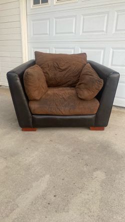 The Most Comfortable Sofa/chair u Will Ever Relax On! Just Clean It Up A Lil.. $20 Come Pik It Up