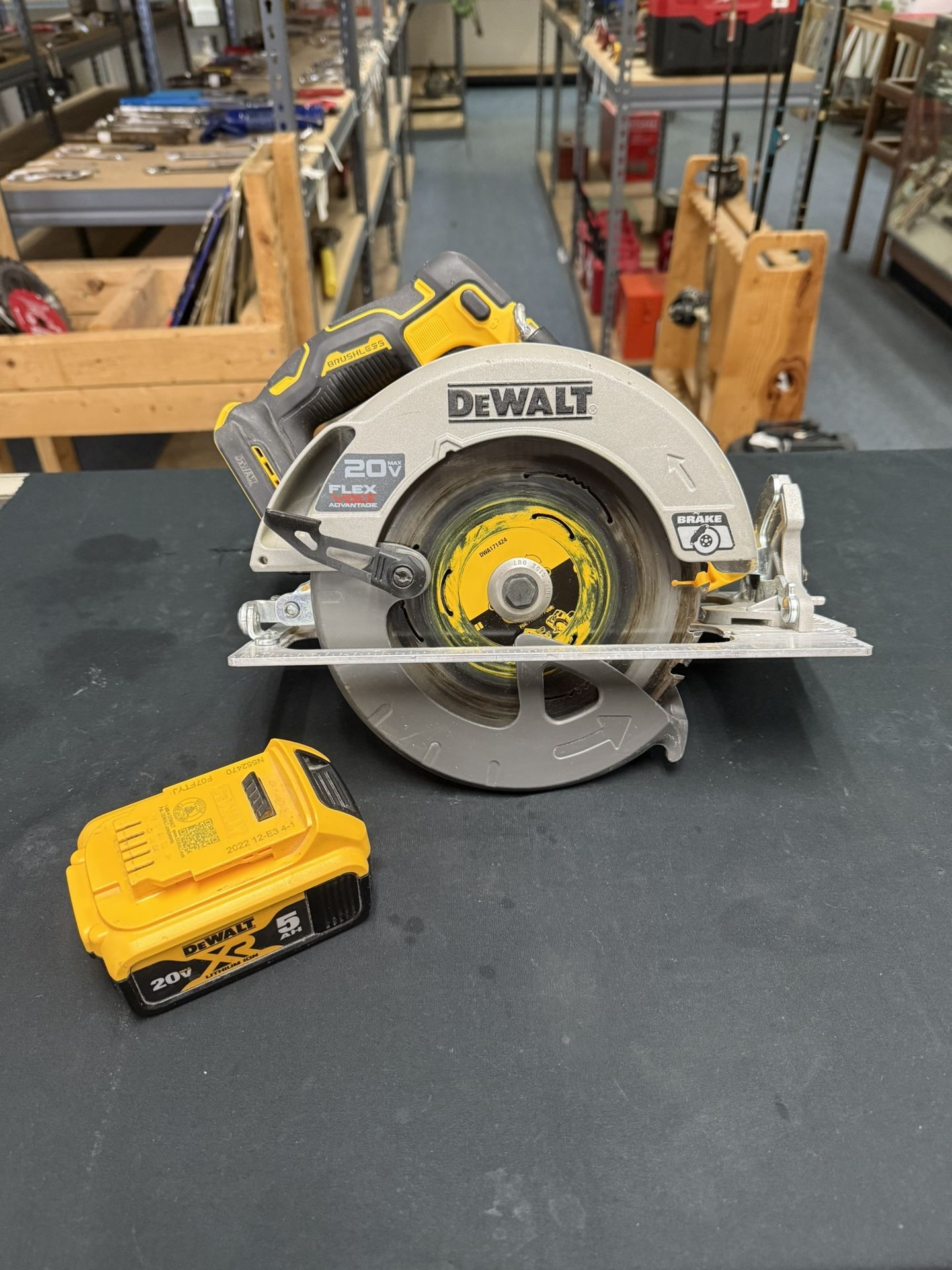Dewalt DCS573 20V MAX Flexvolt 7-1/4 Cir. Saw W/5AH Battery
