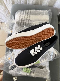 Tennis shoes