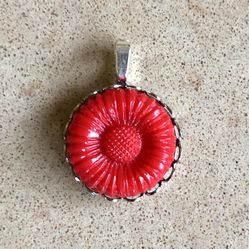 🔴 Pretty red glass flower cabochon in silver tone setting - new old stock