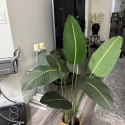 Pretty Artificial Plant 4 Ft Tall With Woven Belly Basket! Brand New.   