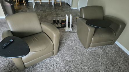 Used in good condition office guest chair, none recliner, table sweebbles. 