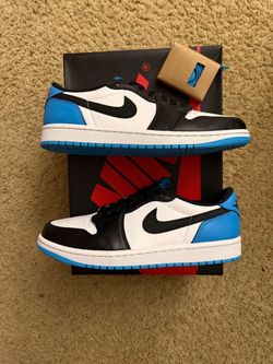 Size 8.5 (Worn once, comes with original box and extra laces) - Air Jordan 1 low OG UNC