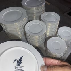 Lynn’s Rose Victoria 832 Stoneware Plates – Gold Trim – Excellent Condition  Beautiful Lynn’s Rose Victoria 832 stoneware set, made in China with eleg