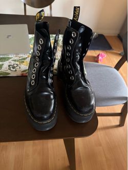 Platform Doc Martens // Dr. Martens size 9W