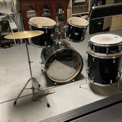 FENDER STARCASTER  7 drums set