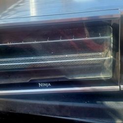 Ninja Air Fryer Oven. It's a little dirty, I didn't want to clean it, but it's in good condition. 