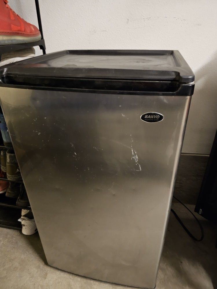 Sanyo SR-3770s Mini Fridge With Freezer