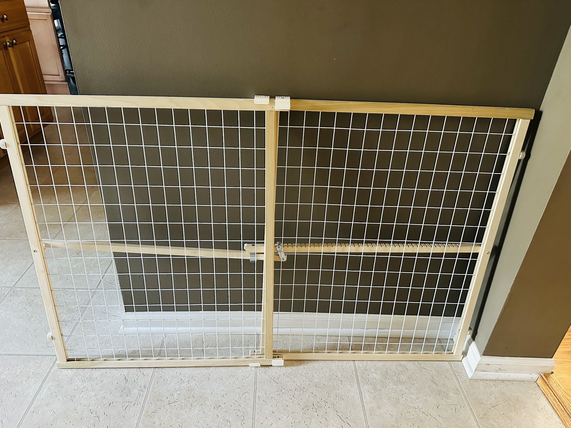Wooden Gate Extends To 45.5 Inches Wide
