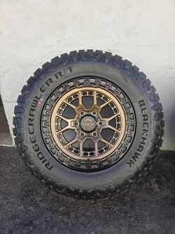 17" LOCK Commando w/ 32x10.50R17 tires