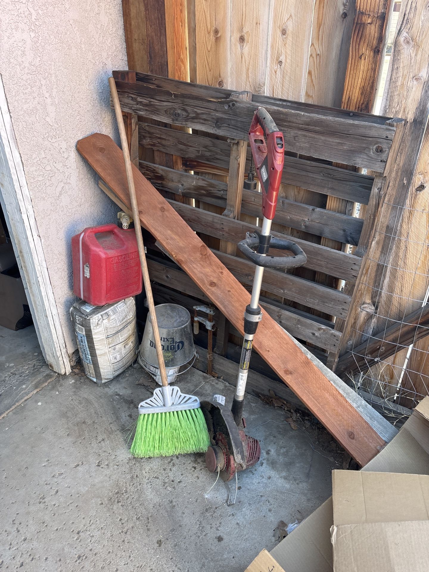 Edge Trimmer Not Sure If Functioning Give Me $40 Or Best Offer ( Ready For Pick Up On Monday In Menifee )
