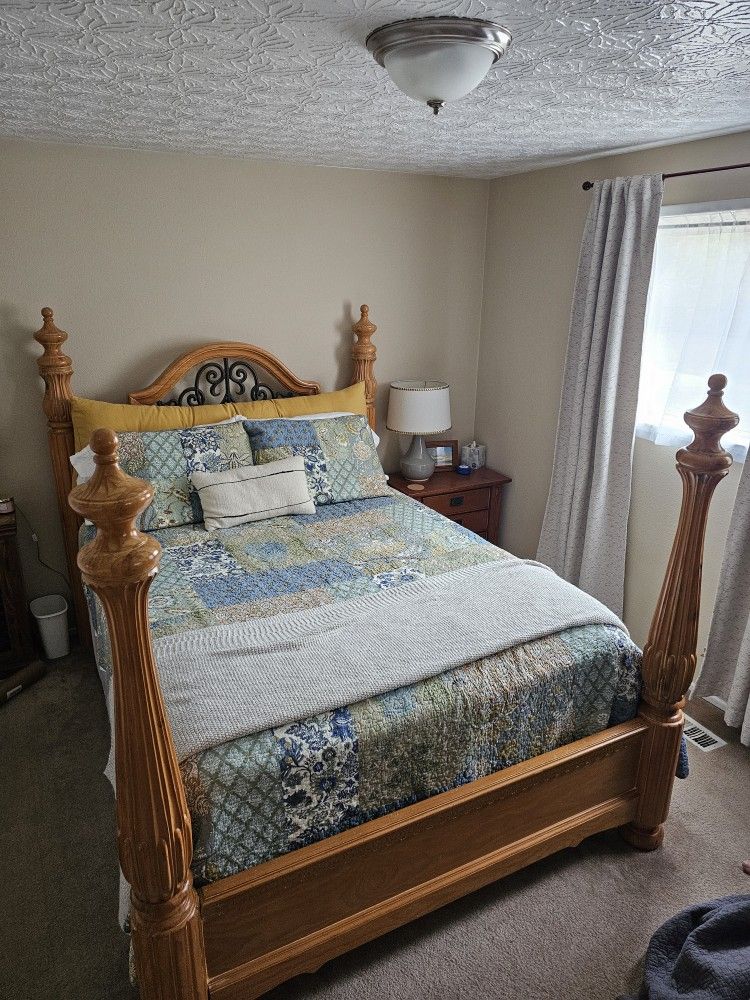 Queen SZ 4Post Bed & Matching 9 Drawer Dresser