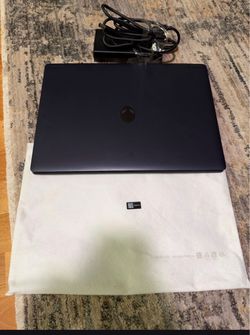 Alienware 15 Gaming RTX5060 512GB 16GB Laptop DA15265 with Power Adapter