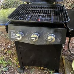 Dyna Glo 3 Burner Propane Gas Grill With Full 15 LB Propane Gas Tank 