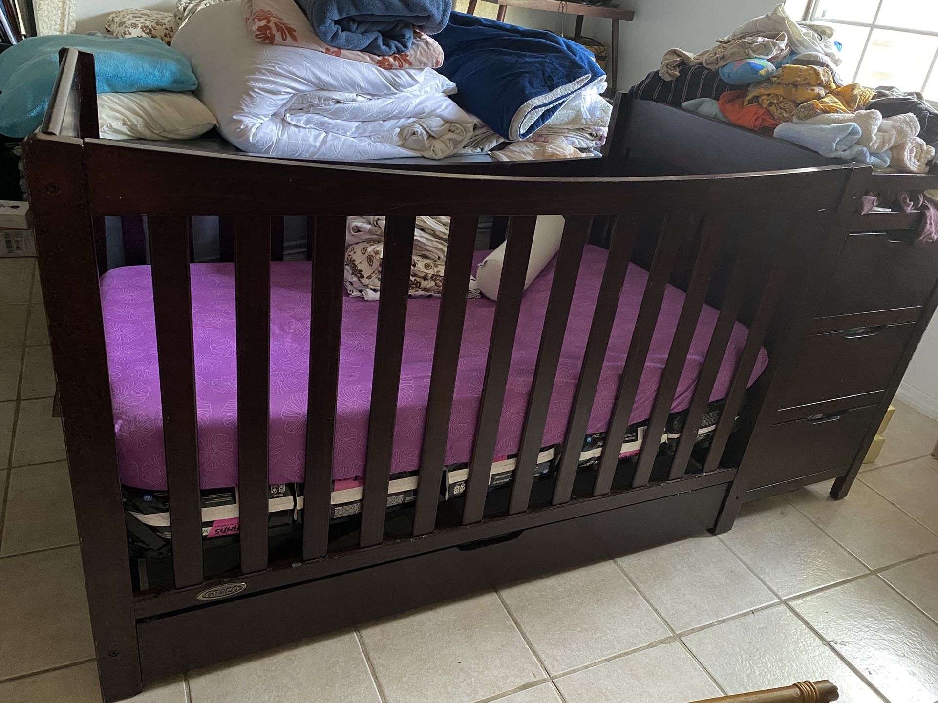 Baby crib with drawer and change table-Graco convertible crib