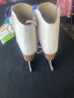 Un Nos Patines Y Una Volsa Para Patinar En Yello 